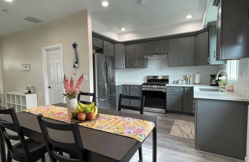 Garden Grove House | Charming 3-bedroom house Tropical theme delightful Garden Grove