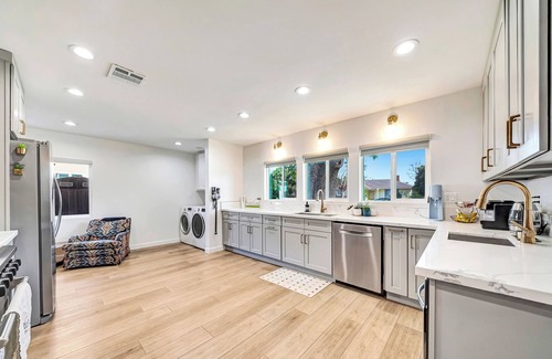 Lake Balboa House | Charming 3-bedroom with a fitness area welcoming Lake Balboa, Los Angeles