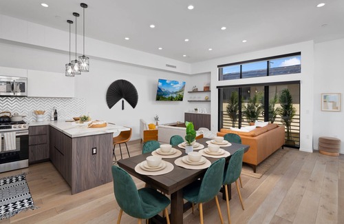 Hollywood House | Charming 3 bedrooms and 3.5 baths home with private car garage in the heart of Hollywood