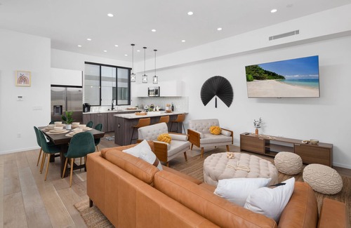Hollywood House | Charming 3 bedrooms and 3.5 baths home with private car garage in the heart of Hollywood