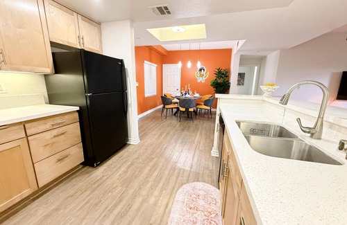 Encino Hotel | Charming 3BR with WiFi, AC and Parking in Marvelous Los Angeles