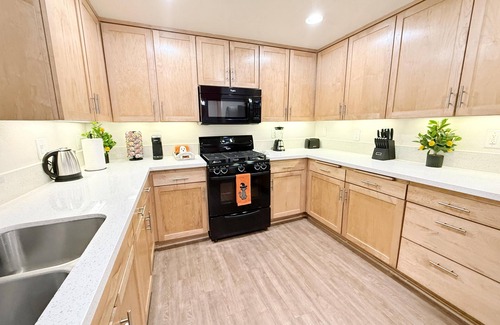 Encino Hotel | Charming 3BR with WiFi, AC and Parking in Marvelous Los Angeles