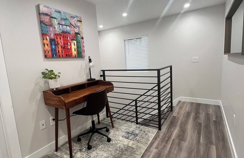 Lake Balboa House | Charming and modern 3-bed /3 bath house with all the amenities in Los Angeles.