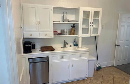 Middletown Apartment | Charming Apt | Stunning DT & Bay Views