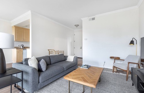 Beverly Grove Apartment | Charming Beverly Hills 1BR and Pool, near Rodeo Drive, by Blueground