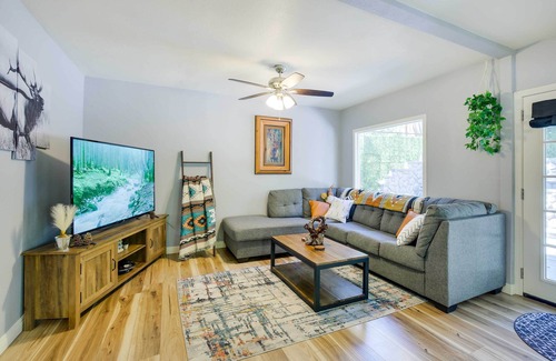 Crestline House | Charming Crestline Home: 1 Mi to Lake Gregory!