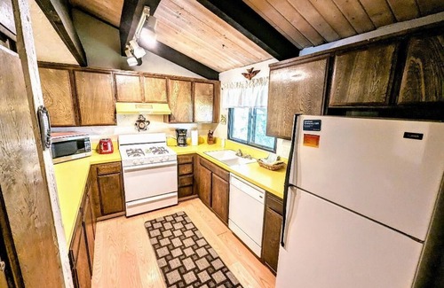 Big Bear Lake Condo | Charming Forest Retreat – Steps from Snow Summit Slopes