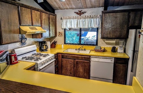 Big Bear Lake Condo | Charming Forest Retreat – Steps from Snow Summit Slopes