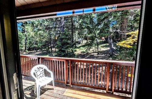 Big Bear Lake Condo | Charming Forest Retreat – Steps from Snow Summit Slopes
