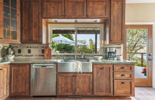 Cedar Glen House | Charming Lake Retreat - Spectacular Lake Views In Coveted Palisades Neighborhood