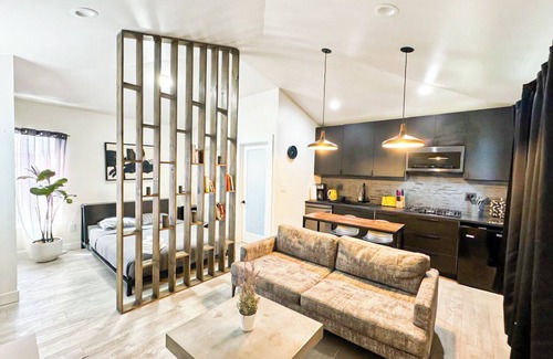 Los Angeles Apartment | Charming Poolside ADU – Steps from SoFi Stadium MK3-LAD