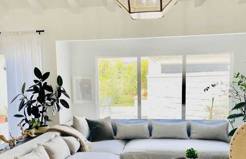 East Side Costa Mesa House | Charming,Renovated Eastside Cottage Home w/Vaulted Ceilings,Newport Adjacent