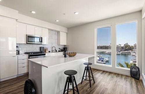 Marina Peninsula Apartment | Charming Retreat on the Westside MDR/Venice/SM - 2bd/2ba