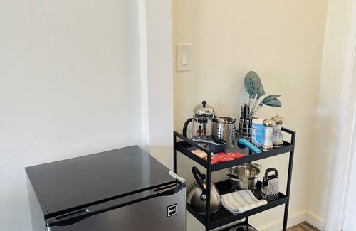 Sawtelle Apartment | Charming Studio on budget, UCLA, SMC, SM Beach