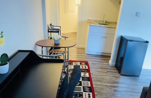 Sawtelle Apartment | Charming Studio on budget, UCLA, SMC, SM Beach