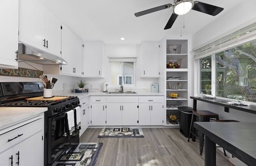 South Oceanside House | Cheerful and Remodeled 3-bedroom beach cottage, STEPS to beach. Sleeps 9!