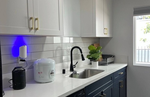 Hollywood Apartment | Chic 1-bedroom/1bath apartment with AC, WiFi in phenomenal Hollywood
