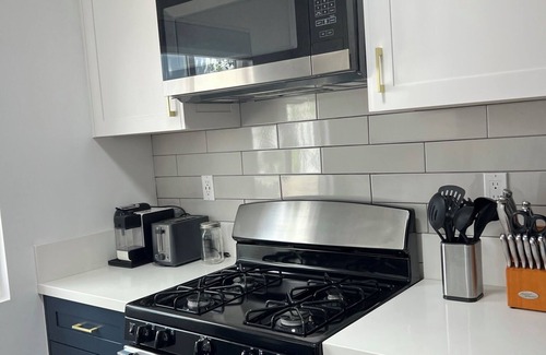 Hollywood Apartment | Chic 1-bedroom/1bath apartment with AC, WiFi in phenomenal Hollywood