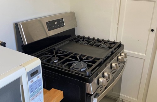 Beverly Hills Apartment | Chic 1-bedroom apartment in Beverly Hills WiFi, AC, close to Cedars Sinai!