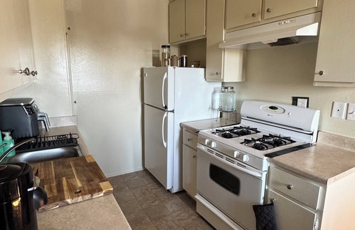 Sawtelle Apartment | Chic 1-bedroom apartment with WiFi, AC in fabulous Los Angeles