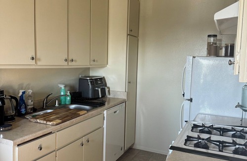 Sawtelle Apartment | Chic 1-bedroom apartment with WiFi, AC in fabulous Los Angeles