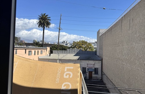 Sawtelle Apartment | Chic 1-bedroom apartment with WiFi, AC in fabulous Los Angeles