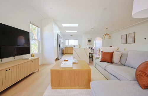 Elysian Heights Apartment | Chic 2B2B Apt w City Views near Sunset Blvd
