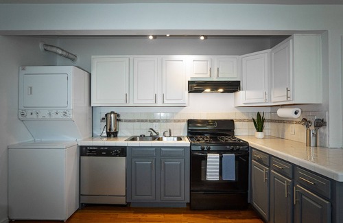 Mid-Wilshire House | Chic Mid-Wilshire Retreat: Central LA Haven + Pets