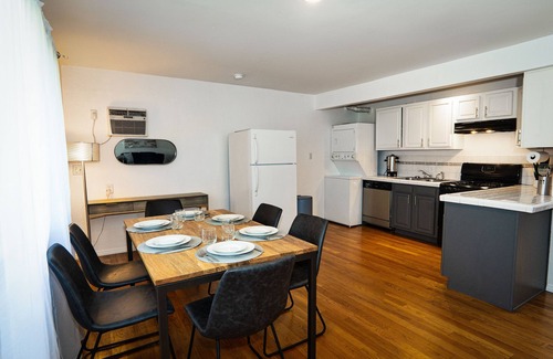 Mid-Wilshire House | Chic Mid-Wilshire Retreat: Central LA Haven + Pets