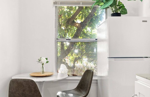 Northeast Apartment | Chic Santa Monica 1BR Cottage, Street Parking +W/D