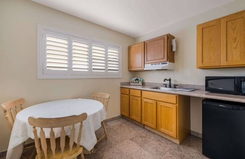 Northwest Carmel Hotel | Clarion Collection Carmel Oaks Inn