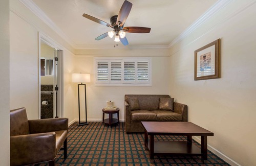 Northwest Carmel Hotel | Clarion Collection Carmel Oaks Inn