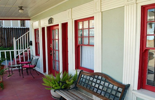 Hollywood Apartment | Classic & Central Hollywood Retreat with Porch and Garden