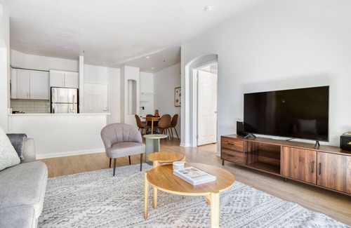 Playa Del Rey Apartment | Classic Playa Del Rey 2BR w/ Pool, Jacuzzi & Gym, near LAX, by Blueground