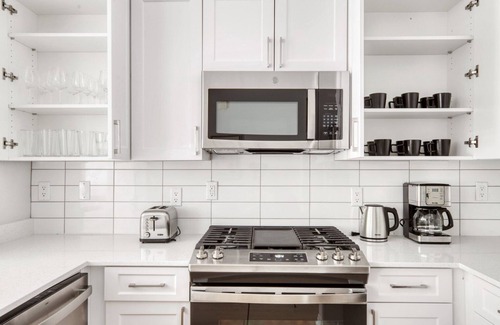 Playa Del Rey Apartment | Classic Playa Del Rey 2BR w/ Pool, Jacuzzi & Gym, near LAX, by Blueground
