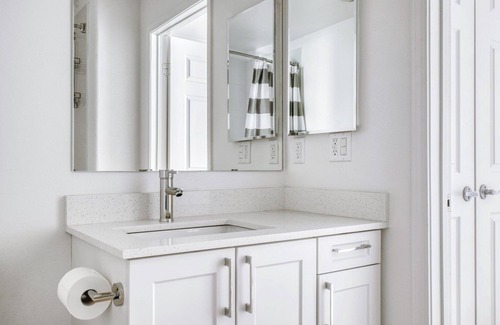 Playa Del Rey Apartment | Classic Playa Del Rey 2BR w/ Pool, Jacuzzi & Gym, near LAX, by Blueground