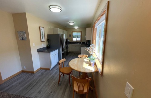 Myrtletown House | Clean and Bright Cottage, 3 bedroom with Game Room and Laundry!