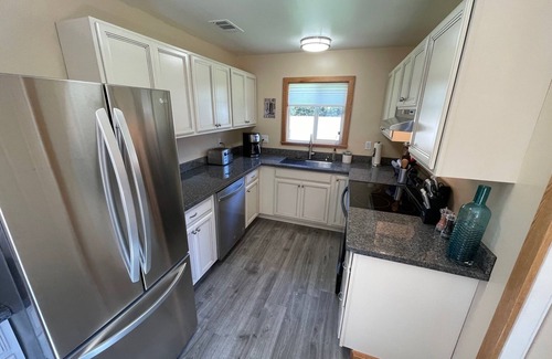 Myrtletown House | Clean and Bright Cottage, 3 bedroom with Game Room and Laundry!