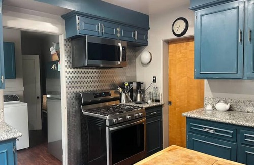 Mid-Wilshire House | Close to Everything!