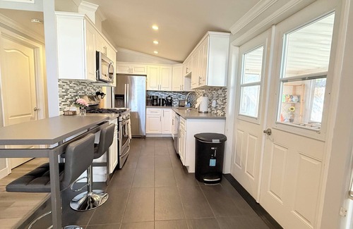 Anaheim Resort House | Closest Disneyland Cheerful 4 bedroom home