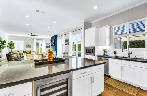 Cardiff-by-the-Sea House | Coastal Chic Farmhouse Perfect for Entertainment