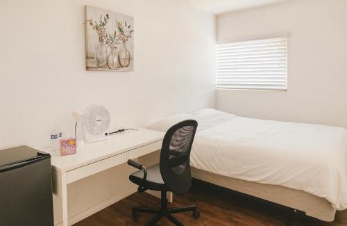 Mid-City House | Coastal Comfort Homestay in Santa Monica