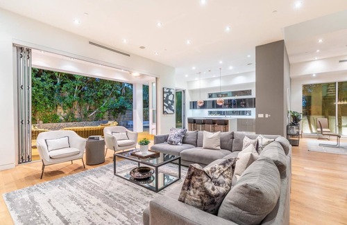 La Brea House | Colgate Modern - Stunning Luxury Estate with Seamless Indoor-Outdoor Living