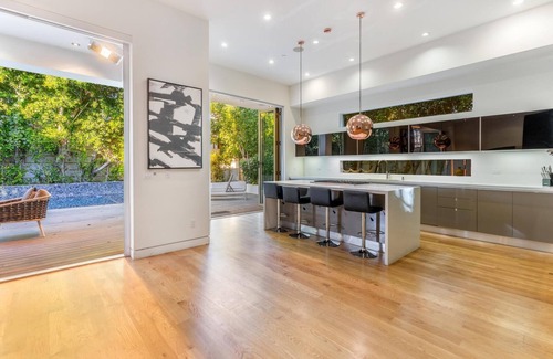 La Brea House | Colgate Modern - Stunning Luxury Estate with Seamless Indoor-Outdoor Living