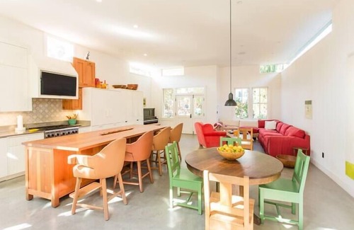 Venice House | Colorful, artistic and architectural beach house in the heart of Venice Beach.