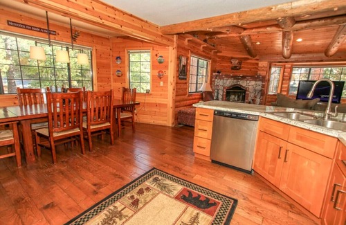 Upper Moonridge House | Columbine Oak Retreat- Awesome Log Style Cabin W/Outdoor Spa and Snow Play!