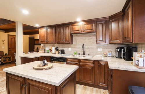 Fox Farm Cabin | Comfy Bear Cabin: Luxury! Outdoor Hot Tub! Pool Table! Propane BBQ! Roku, Cable, & WiFi!