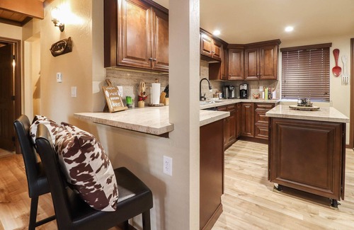 Fox Farm Cabin | Comfy Bear Cabin: Luxury! Outdoor Hot Tub! Pool Table! Propane BBQ! Roku, Cable, & WiFi!