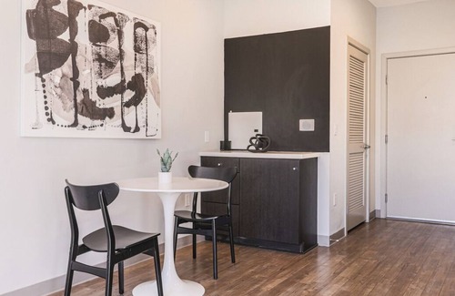 Little Tokyo Apartment | Contemporary 1BR, in unit Washer/Dryer, FREE parking with all amenities!