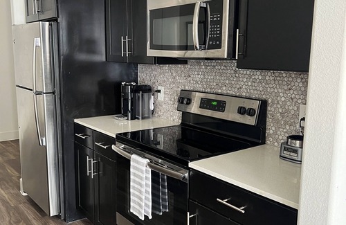 Miracle Mile Apartment | Cozy 1-bedroom in Miracle Mile w/tons of amenities!